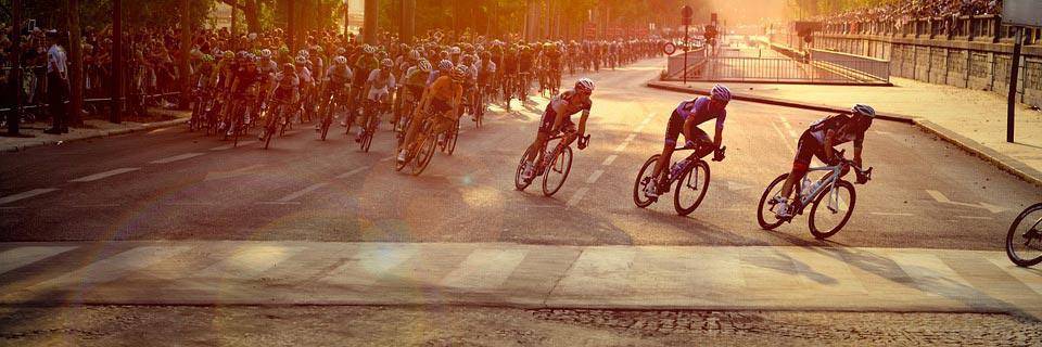  Tour de France cycliste au coucher du soleil