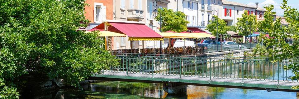 Isle sur la Sorgue river with pretty bridge