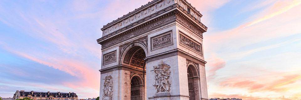 Les Champs -Élysées dans le coucher du soleil