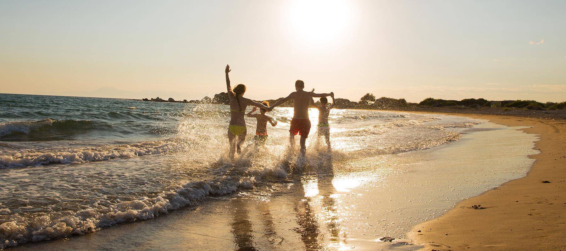 Une famille qui longe la plage