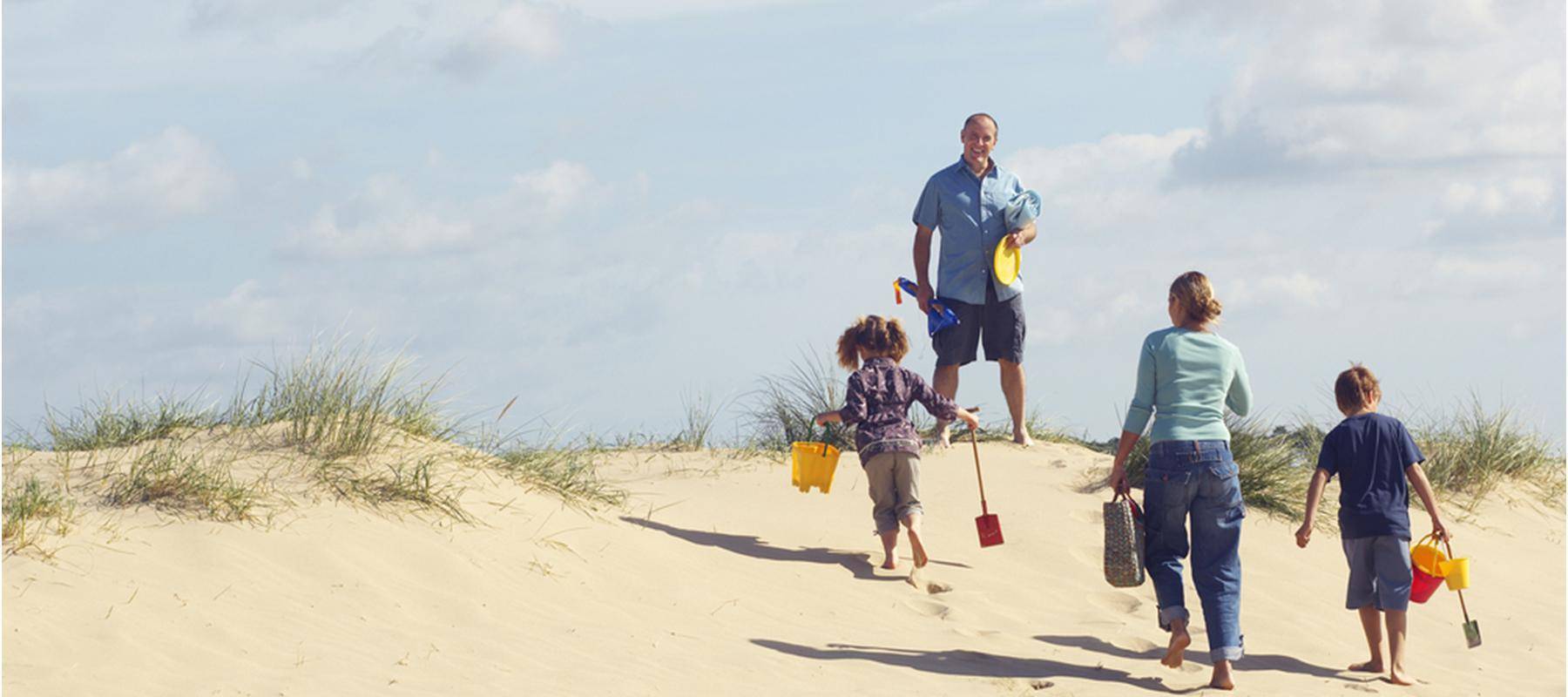 un jeu de famille sur une plage