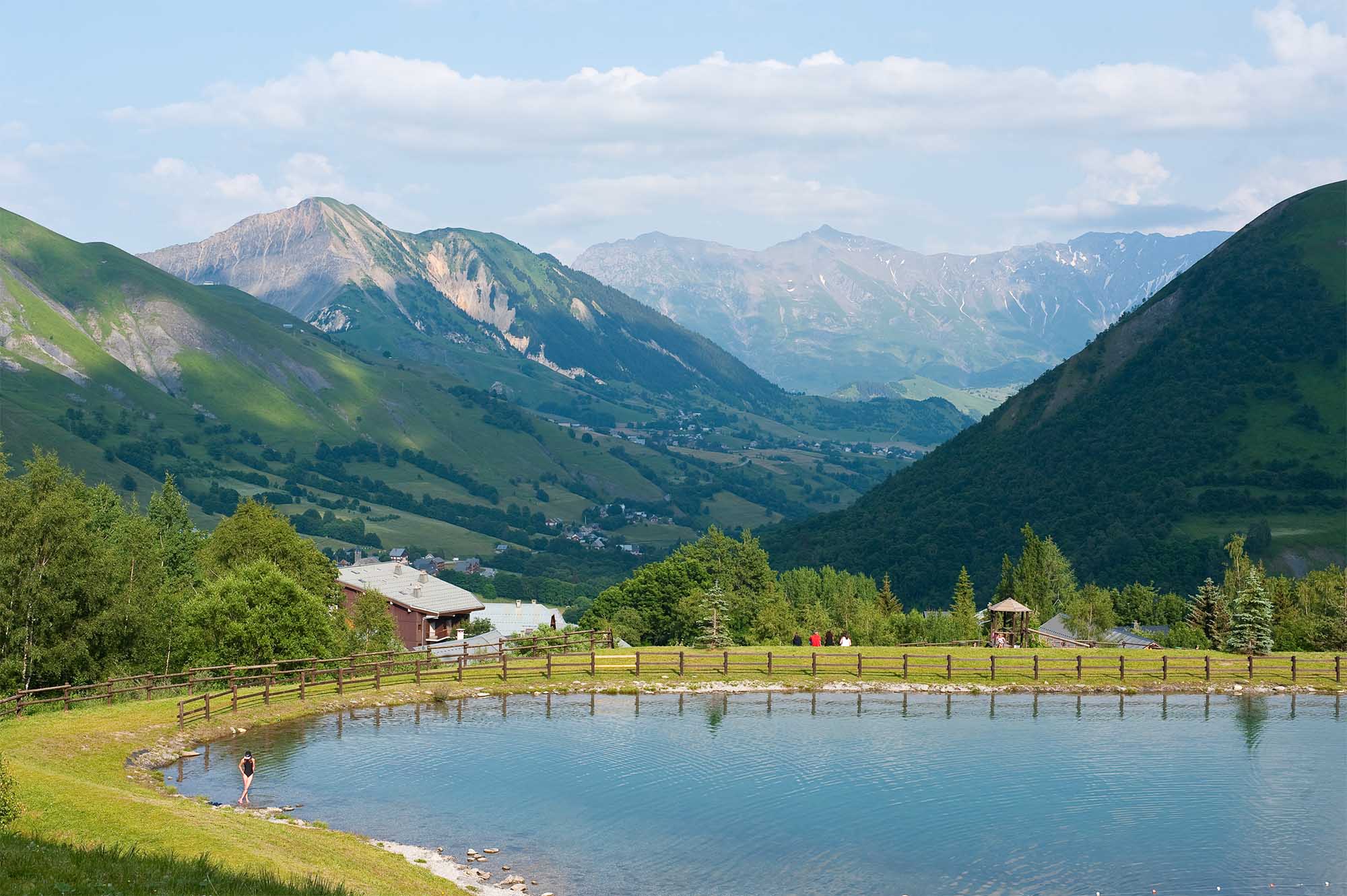 Plan d'eau et vue sur la vallée de l'Arves