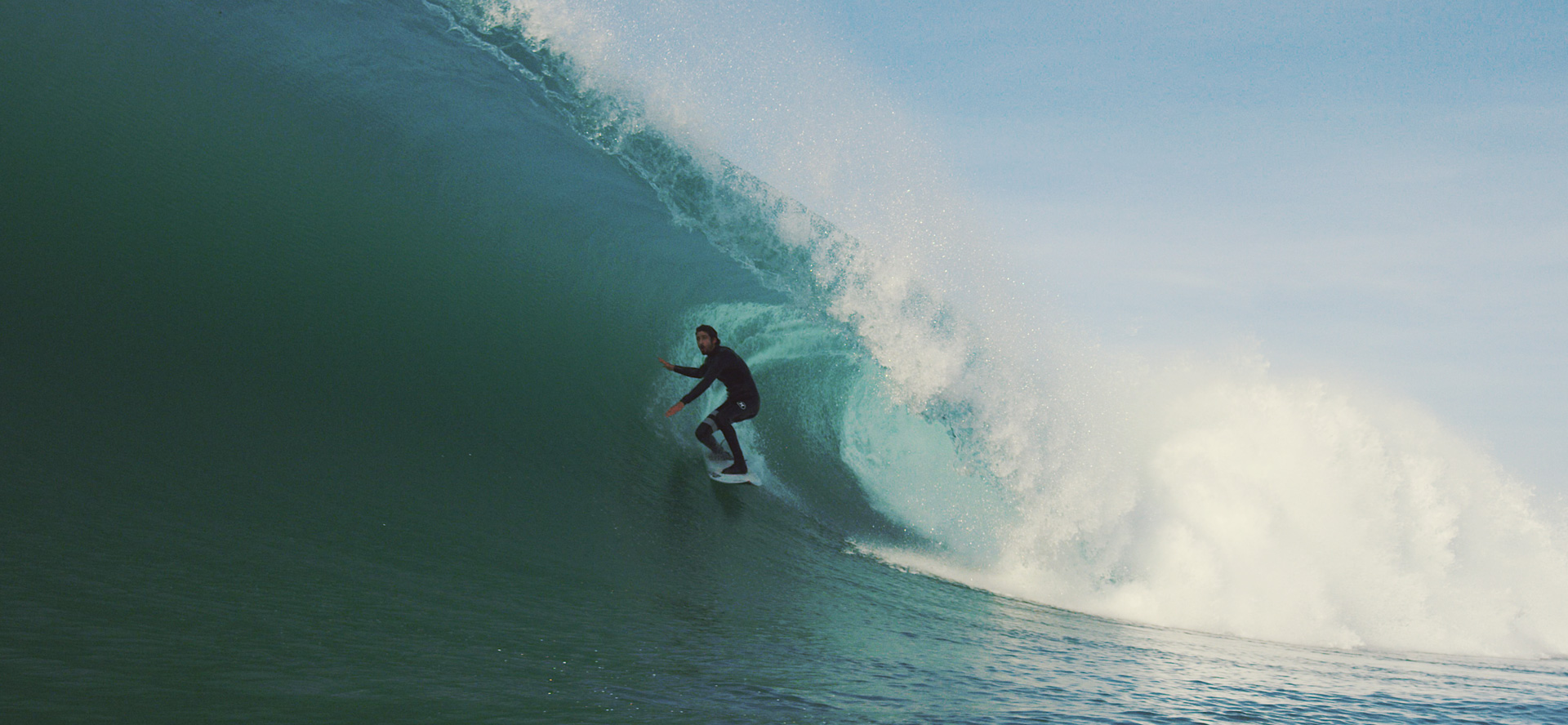 homme qui surfe une vague dans les Landes