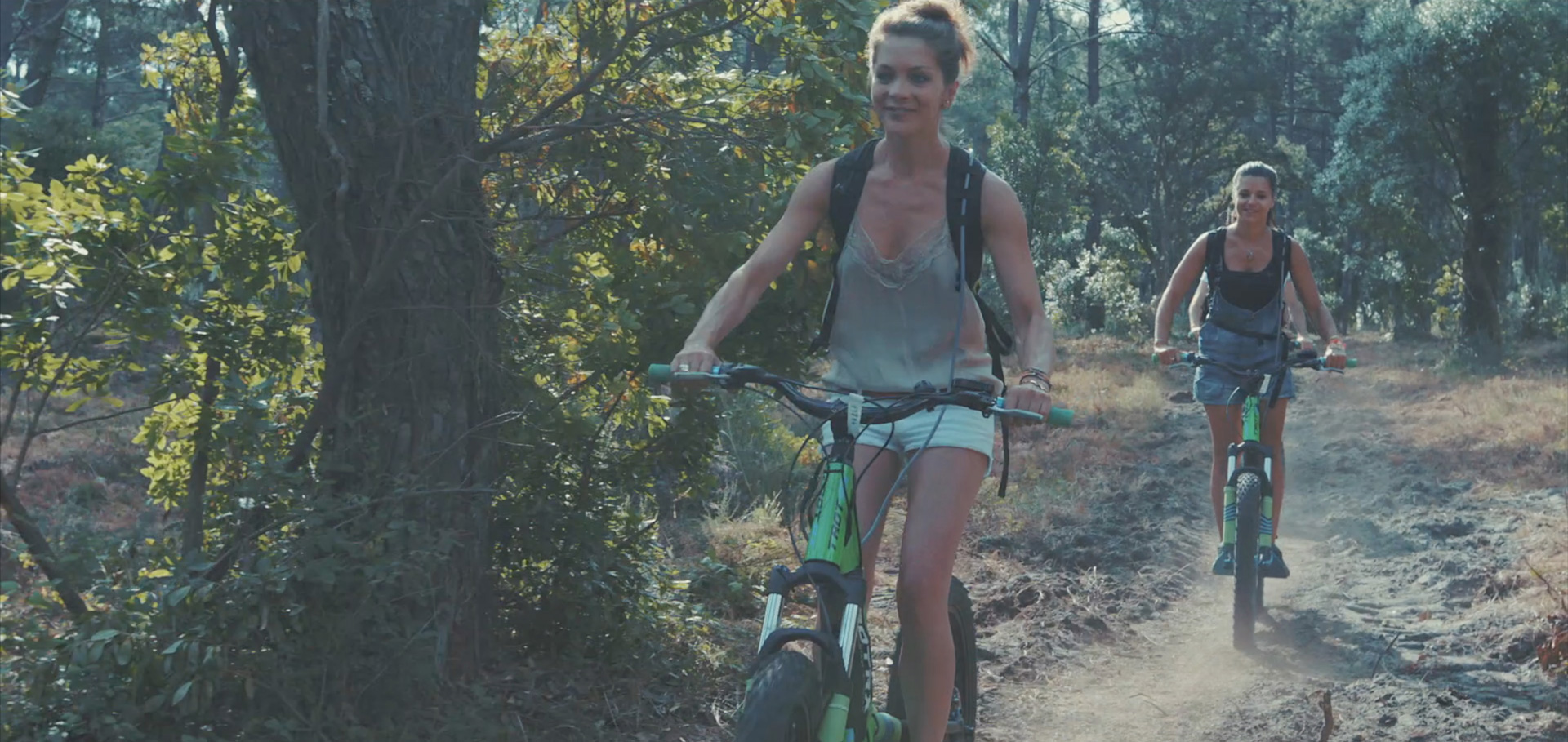 femmes faisant du vélo sur la Vélodysée dans les Landes