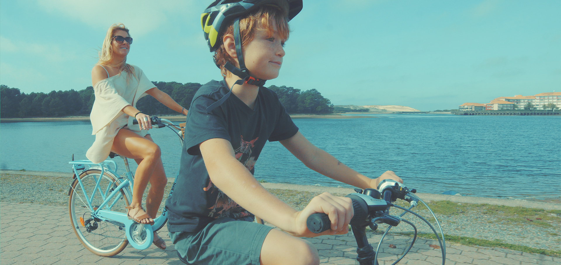 Balade à vélo avec un enfant dans les Landes