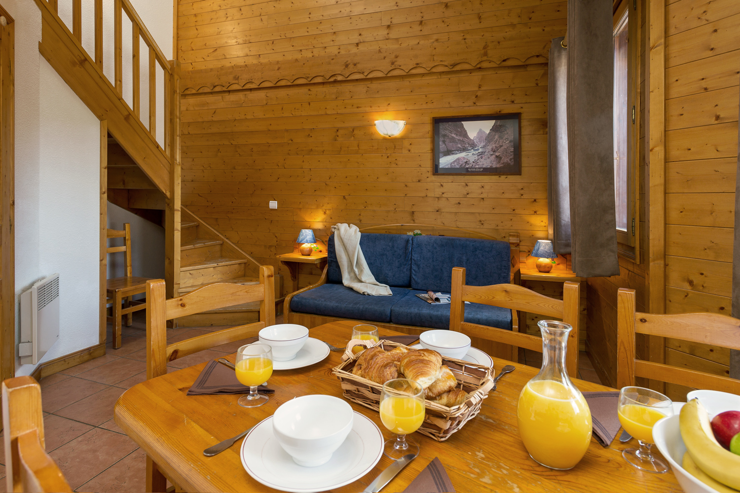 Intérieur chaleureux d'un appartement familial aux Lodges des Alpages à La Plagne, parfait pour un séjour tout confort.