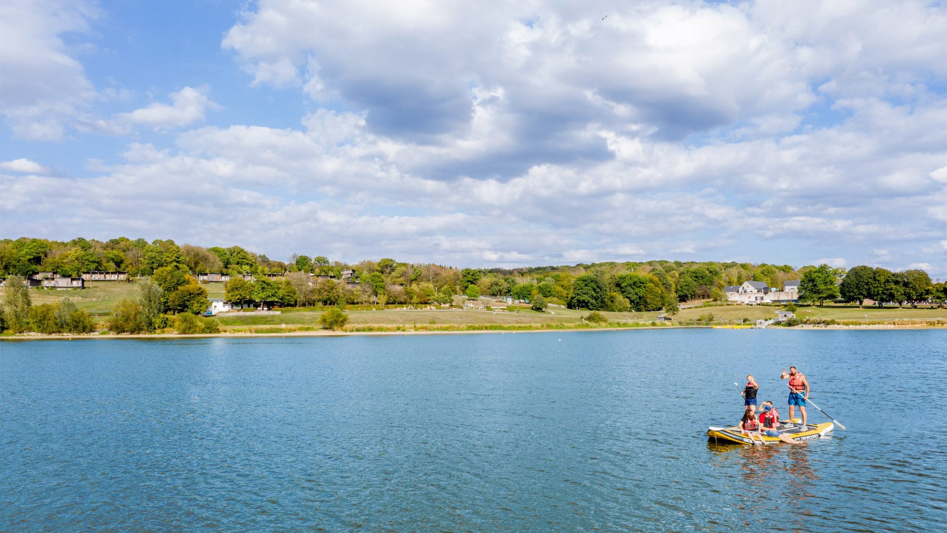 Vue sur le lac de Valjoly et ses activités nautiques au cœur de la nature dans le Nord.