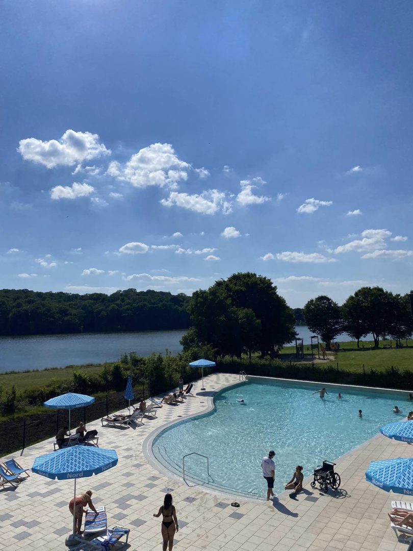 Espace aquatique et piscine ludique de la station Valjoly pour un séjour avec les enfants.
