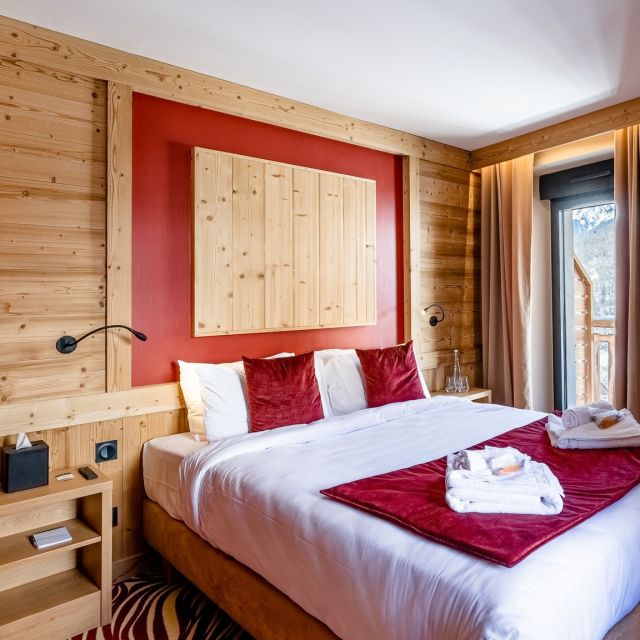 Un séjour cosy et gourmand à la montagne ⛰

Aujourd'hui on vous emmène à l'Hôtel Les Cimes, situé au cœur de la station de Vaujany.

Chambres tout confort, salle de restaurant et terrasse vue sur les sommets alentours, plats frais et savoureux... 
Cet établissement est un joli cocon pour un séjour au grand air ✨

Qui dit montagne, dit activités en pleine nature !
A Vaujany vous pourrez :
- randonner au milieu de beaux paysages🌿
- emmener les enfants s'amuser à l'espace Nature & Loisirs du collet ⚽️
- crapahuter le long de la Via Ferrata 💪🏼

En bref, il y a de quoi satisfaire toute la famille 👨‍👩‍👧‍👦

. . . . . . . . . . . . . . . . . . . . . . . . . . . . . . . . . . . . . . .

#montagne #sejour #famille #vaujany
@vaujanystation