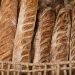 Una fila de baguettes recién horneadas